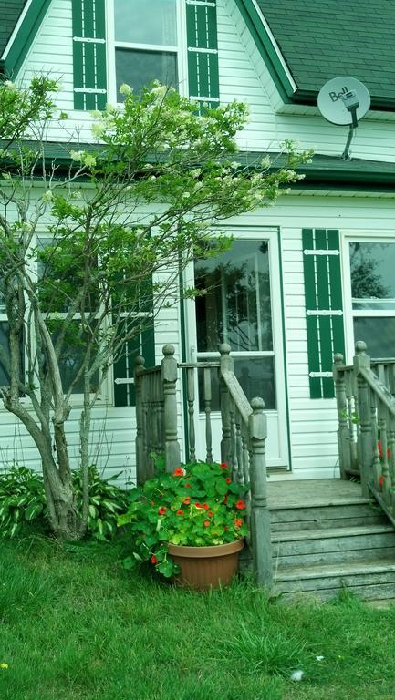 Lovely Green Gable Home Miscouche Exterior foto